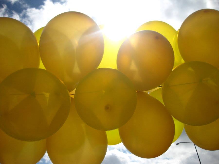 donación de todo globos amarillos a la Marcha contra el cancer, sonrisa de alex